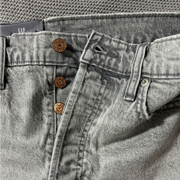 2/15$ Gap 3" High Rise denim Shorts in Grey stone - Picture 2 of 5